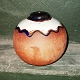 Rund vase i 
keramik fra OSA 
keramik 
værksted. 
Delvist 
glaseret. 
Fremstillet 
omkring 1960. I 
god ...