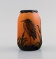 Ipsens enke, 
Danmark. Vase i 
håndmalet 
glaseret 
keramik 
dekoreret med 
fugl. 
1920/30'erne. 
...