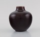 Royal 
Copenhagen vase 
i glaseret 
keramik. Smuk 
okseblodsglasur.
 Dateret 1948.
Måler: 11 x 
10,5 ...