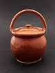 Brunglaseret 
barsel potte 
fra begyndelsen 
af 1900-tallet 
H. 22 cm. emne 
nr. 485584 
lager:1