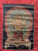 Asiatisk 
buddhistisk 
Thangka-maleri, 
håndmalet på 
lærred, 
monteret i 
håndsyet klæde 
af bomuld og 
...