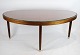 Sofabordet, med 
en glasplade og 
en bund af 
valnød, lavet 
af en dansk 
tømrermester i 
1940'erne, ...