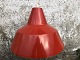 Lyfa, rød 
arbejdspendel i 
metal fra 
1960'erne, 
Enkelte 
brugsspor/let 
skævhed. 
Diameter ca. 34 
cm