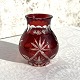 Bøhmisk glas, 
Rødt glas med 
slibninger, 
Vase, 10cm høj, 
8cm i diameter 
*Perfekt stand*
