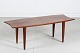 Danish Modern
Aflangt 
sofabord 
fremstillet af 
massiv teak
m/let buede 
sider og 
indtrukne ...