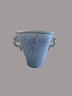 Vase med hanke 
formet som 
søheste
Stentøj
H:12, L: 15 
cm, B:7,5 cm
Blålig spættet 
glasur
Arne ...