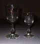 Snapseglas -og 
hedvinsglas. 
Med hjortmotiv. 
Begge fra 
Kastrup 
Glasværk. Hhv. 
10½ og 8 cm 
høje. I ...