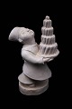 Stolt konditor 
i hvid glaseret 
keramik fra L. 
Hjorth - 
Danmark. 
Nr. 505. 
Højde: 29cm. 
Design ...