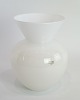 Hvid vase i 
glas produceret 
af Holmegaard 
fra omrking 
1970'erne. Står 
i god stand 
uden skader. 
...
