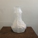 Vase af 
blå-hvidt 
mundblæst 
glas.Signeret 
KS for Kylle 
Sandlund. HG 
7756. Unka.
 H 28 cm. 20 x 
...