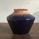Michael 
Andersen & Søn 
(Tilskrevet) 
Vase i Mørkeblå 
glasur med 
Jordfarvet brun 
glasur ved ...