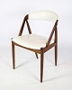 En stol lavet 
af teaktræ 
designet af Kai 
Kristiansen, 
model 31, 
betrukket med 
hvidt læder fra 
...