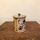 Jesper Packness
cylinderformet 
krukke med låg 
af lertøj. 
Dekoreret med 
musselmalet 
mønstre. H. ...
