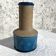 Kähler keramik, 
Vase med blå 
glasur, 18cm 
høj, 10,5cm i 
diameter, nr, 
501 - 18, 
Signeret hak, 
...