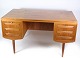 Skrivebordet i 
teaktræ, 
fremstillet af 
AP Møbler 
Svenstrup i 
1960'erne, 
repræsenterer 
den høje ...