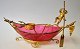 Bøhmisk 
glasbåd, som 
venetiansk 
gondol, 
ca.1900. 
Hindbærfarvet 
glas med 
forgyldt ...