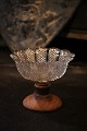 Gammel svensk 
1800 tals skål 
i presset glas 
monteret med 
træ fod.
H:10cm. 
Dia.:12cm.