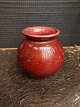 Rund Kähler 
vase i keramik. 
Dækket af en 
rød glasur. I 
god stand. 
Ingen skader 
eller ...