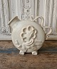 Michael 
Andersen 
cremefarvet 
keramik kande 
dekoreret med  
kvinde i 
relief.
Højde 19 cm. 
Længde ...