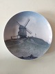 Stor platte i 
porcelæn med 
malet motiv med 
mølle. Udført 
af Harry Kluge 
(1879-1963) for 
Bing & ...