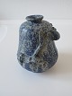 Arne Bang (1902 
- 1983) - lille 
vase med 
reliefdekoration 
af bladranke i 
blå og grå 
æggeglasur ...