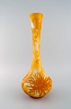 Antik og 
sjælden Emile 
Gallé vase i 
hvidt kunstglas 
med gult/orange 
overfang 
udskåret i form 
af ...
