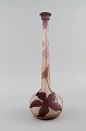 Smalhalset 
Emile Gallé 
vase i matteret 
kunstglas med 
lilla overfang 
udskåret i form 
af bladværk. 
...