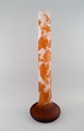 Kolossal antik 
Emile Gallé 
vase i matteret 
kunstglas med 
orange overfang 
udskåret i form 
af ...