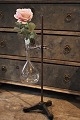 Rå , gammel 
fransk 
"Laboratorie 
vase" 
bestående af 
råt jern stativ 
med glas kolbe 
til en ...