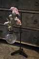 Rå gammel 
fransk 
"Laboratorie 
vase" bestående 
af råt jern 
stativ med glas 
kolbe til en 
enkelt ...