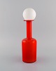 Otto Brauer for 
Holmegaard. 
Vase/flaske i 
rødt mundblæst 
kunstglas med 
hvid kugle. 
1960'erne. ...