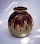 Vase i stentøj 
fra Jesper 
Packness´værksted.
 Delvist dækket 
af rød 
okseblodsglasur.
 ...