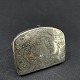Længde 6 cm.
Højde 5 cm.
Flot lille 
pung med 
sølvsider og 
indmad af 
silke.
Den er fra 
1900 ...