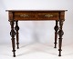 Dette 
skrivebord er 
et smukt 
eksempel på 
håndværk fra 
1860'erne, 
lavet af ædel 
valnødtræ. Med 
...