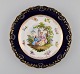 Antik Meissen 
tallerken i 
håndmalet 
porcelæn. 
Romantisk 
scene, blå kant 
med 
gulddekoration. 
Sent ...
