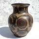 Bornholmsk 
keramik, 
Hjorth, Vase 
med blomster, 
18,5cm høj, 
17cm i 
diameter, Nr. 
95 *Pæn stand*
