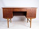 Skrivebord af 
dansk design 
fra omkring 
1960'erne og er 
lavet af 
teaktræ. 
Skrivebordet 
har tre ...