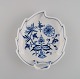 Bladformet 
Meissen 
Løgmønstret 
asiet i 
håndmalet 
porcelæn. 
Tidligt 
1900-tallet.
Måler: 19 x 6 
...