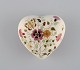 Hjerteformet 
Zsolnay 
lågskrin i 
cremefarvet 
porcelæn med 
håndmalede 
blomster, 
sommerfugle og 
...