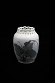 Lille Royal 
Copenhagen vase 
med 
blomstermotiv.
Dekorations 
nummer: 
1683/224. 
H:9,5cm. ...