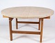 Rundt sofabord, 
designet af 
Hans J. Wegner 
(1914-2007) af 
massiv egetræ 
fremstillet hos 
PP ...