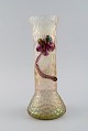 Lötz art 
nouveau vase i 
matteret 
mundblæst 
kunstglas med 
lilla blomster 
i relief. Ca. 
...