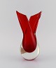 Murano vase i 
rødt og klart 
mundblæst 
kunstglas. 
Italiensk 
design, 
1960'erne.
Måler: 23 x 
12,5 ...