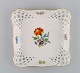 Kvadratisk 
Meissen fad / 
skål i 
gennembrudt 
porcelæn med 
håndmalede 
blomster og 
guldkant. ...