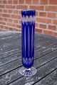 Bøhmisk glas, 
høj og slank 
vase i blåt 
glas. Med 
slibninger på 
fod.
Højde 26cm