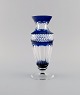 Bøhmisk 
glasvase i 
klart og blåt 
kunstglas. 
Klassisk stil. 
Midt 
1900-tallet.
Måler: 21,5 x 
8,5 ...