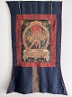 Asiatisk 
buddhistisk / 
Hinduistisk 
Thangka-maleri, 
monteret i 
håndsyet klæde 
af bomuld og 
silke, ...