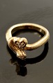8 karat guld 
ring størrelse 
56 vægt 7,7 
gram med 2 
klare stene i 
hjerte motiv 
emne nr. 510631