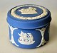 Weedgewood blue 
jasper bisquit 
porcelæns låg 
krukke, 20. 
årh. England. 
Dekoreret med 
klassiske ...