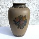 Bornholmsk 
keramik, 
Hjorth, Vase 
med frugter, 
27,5cm høj, 
18cm diameter 
*Pæn stand*
